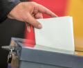 Symbolbild: Michael Kappeler/dpa
Ein Wähler wirft seinen Stimmzettel in die Wahlurne. Die Schwarzacher sind am 23. Februar zur Urwahl um das Amt des Bürgermeisters aufgerufen.