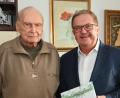 Bild: gf
Mit einigen Euro Stadtgeld gratulierte Bürgermeister Martin Preuß (rechts) Manfred Ach zum 90. Geburtstag.
