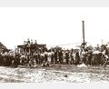 Bild: Archiv Werner Robl
Das Foto der mobilen Dreschanlage auf einem Feld bei Schönhaid entstand in der Blütezeit der damaligen Genossenschaft "Franz Joseph Käß et Compagnie".