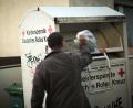Symbolbild: Fredrik Von Erichsen/dpa
Ein Mann wirft Altkleider in einem Beutel in einen BRK-Container. Zu gebrauchten Textilien gibt es eine neue EU-Richtlinie, die derzeit für Verunsicherung sorgt.