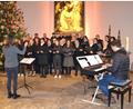 Bild: gi
Der Projektchor aus den Kirchenchören Moosbach und Tröbes, begleitet von Karl Beugler an der Orgel und unter der Gesamtleitung von Lena Putzer, begeistert die Zuhörer.