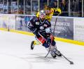 Bild: Werner Moller
DEL2-Topscorer Max Newton (hinter) ohne Chance gegen den Weidener Tommy Muck. Die Blue Devils schlagen am Freitagabend die Krefeld Pinguine mit 1:0.