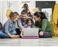 Symbolbild: Christin Klose/dpa
Wohin soll es gehen? In diesen Tagen sitzen auch viele Familien vor dem Rechner und planen ihren Sommerurlaub.