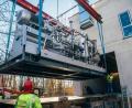 Bild: Bundesverband Wärmepumpe e.V./exb
Flusswasserwärmepumpen haben die Dimension eines Schiffscontainers. Unser Bild entstand beim Einbau einer Anlage in Rosenheim.