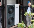 Bild: Petra Hartl
Eigenheimbesitzer Arno Diener (links) aus Amberg mit Martin Kopp, dem Klimaschutzkoordinator des Landkreises Amberg-Sulzbach, vor der Wärmepumpe, die er selbst eingebaut hat.