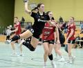 Archivbild: Hubert Ziegler
Julia Schmitt (schwarzes Trikot) von der HG Amberg beim Sprungwurf. Für die HG-Handballerinnen startet das neue Jahr am Samstag mit einem Heimspiel gegen die SG Mintraching/Neutraubling II.
