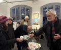 Bild: Hüttner
400 Euro erbrachte die Versteigerung von kleinen Kunstwerken während der Jahresausstellung der Gruppe Amberger Künstler.