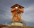 Bild: kro
Ein Hingucker ist der neue Aussichtsturm zwischen Griesbach und Asch. Wie verdrehte Mikadostäbe tragen die Stützen die überdachte Plattform.