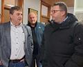 Bild: Jessica Fechner
Warten auf das Ergebnis: Links Ewald Plößner (CWG), rechts Dominik Fraunholz (CSU).