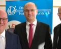 Bild: Hirsch
Heimatminister Albert Füracker (Mitte) gab gemeinsam mit den Initiatoren Dieter Kohl (links) und Alfred Merl (rechts) den offiziellen Startschuss für das digitale Lexikon "Oberpfalzwiki".