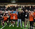 Bild: dme
Das Team Balu4Kids mit Kapitän Maurizio Gaudino (Fünfter von rechst= gewann das Bananenflanker-Legendenturnier in Regensburg mit einem Sieg gegen die SpVgg Greuther Fürth.
