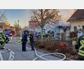 Bild: mab
Für kurze Zeit bestand die Gefahr, der Brand könne auch auf das Nachbarhaus übergreifen.