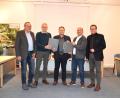 Bild: Stefan Schreibelmayer
Helmut Walter (Zweiter von links) und Markus Neubauer (Zweiter von rechts) übergaben die Unterschriften für das Bürgerbegehren an Bürgermeister Christian Porsch (Mitte) sowie dessen Stellvertreter Rudolf Heier (links) und Franc Dierl (rechts).