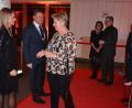 Bild: jr
Bürgermeister Stefan Grillmeier (Zweiter von links) und Ehefrau Andrea (links) begrüßten alle Gäste des Neujahrsempfangs per Handschlag auf dem roten Teppich.