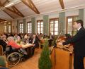 Bild: bey
Laudator Stephan Oetzinger würdigt das Leben und Wirken Erich Schieders (linker Tisch, vorne rechts).
