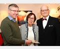 Bild: gf
Stilvoll mit dunklem Anzug und "Schmieserl" feierten Bernhard Lück (rechts) und seine Ehefrau Renate ihren 65. Hochzeitstag. Zur Eisernen Hochzeit gratulierte namens des Oberbürgermeisters und des Stadtrats auch Bürgermeister Franz Badura (links) mit einigen Euro Amberger Stadtgeld