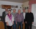 Bild: pop
Die Gratulanten mit dem Geburtstagskind (von links): Helmut Schönfeld, Barbara Schönfeld (Vilstalschützen Emhof), Theresia Döberl, Jubilar Eduard Döberl, Mathias Huger und Pfarrer Norbert Große.