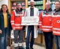Bild: Judith Wöhrl/exb
Dr. Sebastian Vonhoff (Mitte) von der Stadt-Apotheke und Vorstadt-Apotheke in Kemnath überreichte eine Spende an das Familienzentrum Mittendrin und die Helfer vor Ort Immenreuth.