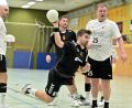 Bild: Hubert Ziegler
In allen belangen überlegen: Sebastian Eiglsperger (Mitte) von der HG Amberg kommt in dieser Szene am Kreis frei zum Wurf, beobachtet von den HSG-Akteuren Christian Held (rechts) und Christian Meier (links)Amberg siegte mit 39:20.