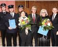 Bild: wro
Gewürdigt wurde die Arbeit der ausscheidenden Familienbeauftragten Nicole Fürst (Zweite von rechts) und Anita Thoma (Vierte von rechts). Auf dem Bild fehlt Feuerwehrmann Marco Müller, der mit seinem Kollegen Florian Zeitler (Zweiter von links) ebenfalls geehrt wurde. Es gratulierten der Vorsitzende der Feuerwehr, Christian Höfer (links), Kommandant Christian Thinschmied, Bürgermeister Wolfgang Braun (hintere Reihe von links) sowie MdL Tobias Reiß (rechts).