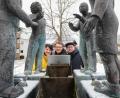 Bild: Wolfgang Steinbacher
Barbara Gerl, Uli Piehler und Andreas Hahn, drei der vier ehrenamtlichen Betreuer der Facebook-Community "Neues aus Freudenberg", wollen dort nichts mehr veröffentlichen. Ihr Foto mit dem Laptop am Dorfbrunnen enthält eine Botschaft: Statt durchs Internet zu surfen, lieber wieder das Miteinander im echten Leben suchen - so wie es die Brunnen-Figuren darstellen.