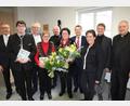 Bild: kro
Beim Neujahrsempfang wurden verdiente Persönlichkeiten ausgezeichnet: (von links) Bürgermeister Franz Stahl, Matthias Krapf, Christoph Eckert, Anneliese Müller, Klaus Steckbauer, Liselotte Kulzer, Dr. Maximilian Schön, Pfarrgemeinderatssprecherin Edith Schön, Andreas Ockl und Stadtpfarrer Georg Flierl.