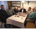 Bild: mma
Pfarrer Helmut Prügl, Pfarrvikar Ndudi Izuagba, Bürgermeister Marcus Eichenmüller, Evelyne Olivier und Erna Niebauer (von links) lassen den Jubilar Konrad Kräuter (Dritter von links) hochleben.