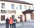 Bild: Portner
Neuer Schriftzug für die neue Pizzeria am Marktplatz 6 in Oberviechtach: Michael Welnhofer (links) freut sich über den neuen Pächter Domenico D’ Amora (rechts) und dessen Vater Francesco. Der frühere Bäckereiladen (rechts) wird zum Hauptraum der Gastronomie.