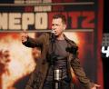 Bild: Wolfgang Korduletsch/exb
Musiker, Schauspieler und Comedian Nepo Fitz - die lebende Pyrotechnik-Batterie - wird am 7. Februar "exakt 60 Minuten lang" Gags und Pointen aus allen Rohren auf das Futura-Publikum feuern.