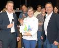 Bild: pop
Schulleiter Rektor Florian Fuchs (links) und Konrektor Markus Gleißner (rechts) verabschieden die langjährige Sekretärin Sonja Diarian in den Ruhestand.