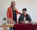 Bild: Elfriede Bayer/exb
Autorin Lisa Stögbauer (rechts) ist zu Gast gewesen beim Neujahrsempfang des Frauenbunds Schwarzenfeld.
