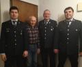 Bild: Karin Schmidt
Erster und zweiter Vorstand Matthias Friedl und Josef Schleicher in Begleitung von Gerätewart Martin Stopfer von der Feuerwehr Heinersreuth überbringen die Glückwünsche.