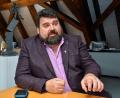 Bild: Petra Hartl
Sulzbach-Rosenbergs Erster Bürgermeister empfing Oberpfalz-Medien zum Interview in seinem Büro im obersten Stockwerk des Rathauses. Sein erstes Jahr im Amt sieht Stefan Frank als „Lehrjahr“. Er will vor allem mit größtmöglicher Bürgernähe punkten. Dafür bekomme er auch parteiübergreifend sehr viel Lob, berichtet er.