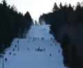 Bild: dob
Skifahrer konnten nur den unteren Bereich des Abhangs nutzen. Oben arbeiteten noch die Schneekanonen mit Hochdruck an einer guten Schneeauflage. Aktuell ist der komplette Abhang für die Wintersportler geöffnet.
