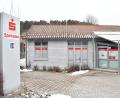 Bild: Petra Hartl
Unbekannte Täter sind Ende August 2024 in die Sparkassenfiliale in Illschwang eingedrungen. Dabei brachen sie den Geldautomaten auf, erbeuteten mehrere Tausend Euro Bargeld und richteten mit einem Feuerlöscher in der Niederlassung erheblichen Schaden an.