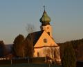 Bild: dob
Im hereinbrechenden Abendlicht leuchtet die Roggensteiner Pfarrkirche St. Erhard schon jetzt prächtig über dem Luhetal.