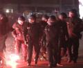 Bild: Julius Schreiner/dpa
Polizei zwischen brennendem Feuerwerk auf der Straße in Berlin in der Silvesternacht.