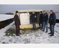 Bild: fz
Die Inbetriebnahme der fünf Trafos in der Anlage erfolgt durch Josef Langgärtner (Zweiter von links). Mit dabei Bürgermeister Reinhard Sollfrank, Hermann Meier, Anton Hösl (von rechts) und Peter Schwarzmeier (links).