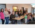Bild: Jessica Winklmann/exb
BRK-Geschäftsführer Otto Josef Langenhan, Bürgermeister Rudolf Teplitzky, der Vorsitzende des Vereins Naturpark Oberpfälzer Wald, Landrat Thomas Ebeling, und Kindergartenleiterin Caroline Göbel (am Tisch von links) besiegeln ihre Kooperation.