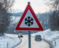 Symbolbild: Armin Weigel/dpa
Auch im Landkreis Schwandorf sorgt Glatteis am 15.Januar für Behinderungen im Straßenverkehr. Schulfrei gibt es allerdings nicht.