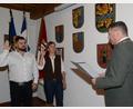 Bild: bey
Bürgermeister Rainer Rewitzer vereidigte im Pleysteiner Stadtrat Dominic Maier und Erika Parton als Nachfolger des ausgeschiedenen Ehepaares Ulrich und Barbara Weig.