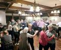 Bild: Peter Schneeberger/exb
30 Jahre Volkstanz feiern die „Oberpfälzer Volksmusikfreunde e.V.“ im Hellerbrandsaal in Högling.