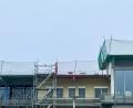 Bild: Gabi Schönberger
Die Absturzsicherung am Dach der Neustädter Stadthalle stammt von der Behebung der Schäden beim Bau Solaranlage. Die nun fällige Dachreparatur im Bereich der Abluftanlage über der Küche kann erst bei wärmeren Temperaturen erfolgen.