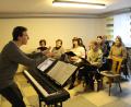 Bild: prh
Florian Löw dirigiert erstmals den 25-köpfigen Projektchor, der nur für die Orgeleinweihung in der katholischen Pfarrkirche St. Georg in Plößberg gegründet wurde.