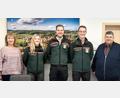 Bild: Josef Sellner
Beim Vorstellungsgespräch im Rathaus in Illschwang: (von links) Bürgermeisterin Brigitte Bachmann (Birgland), Eva Höcherl, Matthias Meier, der neue Leiter des Forstreviers Illschwang, Kevin Kraus, und Bürgermeister Dieter Dehling (Illschwang).