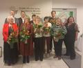 Bild: Andrea Fischer/exb
Langjährige und treue Mitarbeitende zeichnete der Elisabethenverein im Kreiscaritasverband Tirschenreuth/Wunsiedel aus. In der vorderen Reihe (von links) Christa Schmid, Heike Wolfrum, Silvia Schulz, Elisabeth Gleißner, Rosa Haubner und Cordula Köhler. In der hinteren Reihe (von links) Caritas-Vorstand Martin Kneidl, Rainer Schmid (Geschäftsführer Elisabethenverein) sowie die Geehrten Rosa-Maria Röckl und Matthias Schneider.