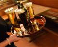 Bild: Marc Tirl/dpa
Ein Wirtshaus, für das die Stadt Schwandorf die Erlaubnis widerrufen hat, darf vorläufig wieder öffnen.