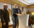 Archivbild: gri
Hannes Wilde (Zweiter von links), als ihm vor wenigen Tagen das "Freudenberger Urgestein" verliehen wurde. Reinhold Escherl (links) hielt die Laudatio. Neffe Thomas mit Frau Susanne waren extra aus Hamburg angereist.
