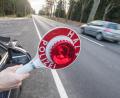 Symbolbild: Armin Weigel/dpa
Schleierfahnder der Grenzpolizei stoppten einen Autofahrer auf der Bundesstraße 303, der per Haftbefehl gesucht wurde.