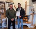Bild: wrl
Als bester in ganz Deutschland hat Kilian Merter seine Ausbildung zum Ofenbauer absolviert. Nun arbeitet er im Betrieb von Vater Gerald Merter mit.